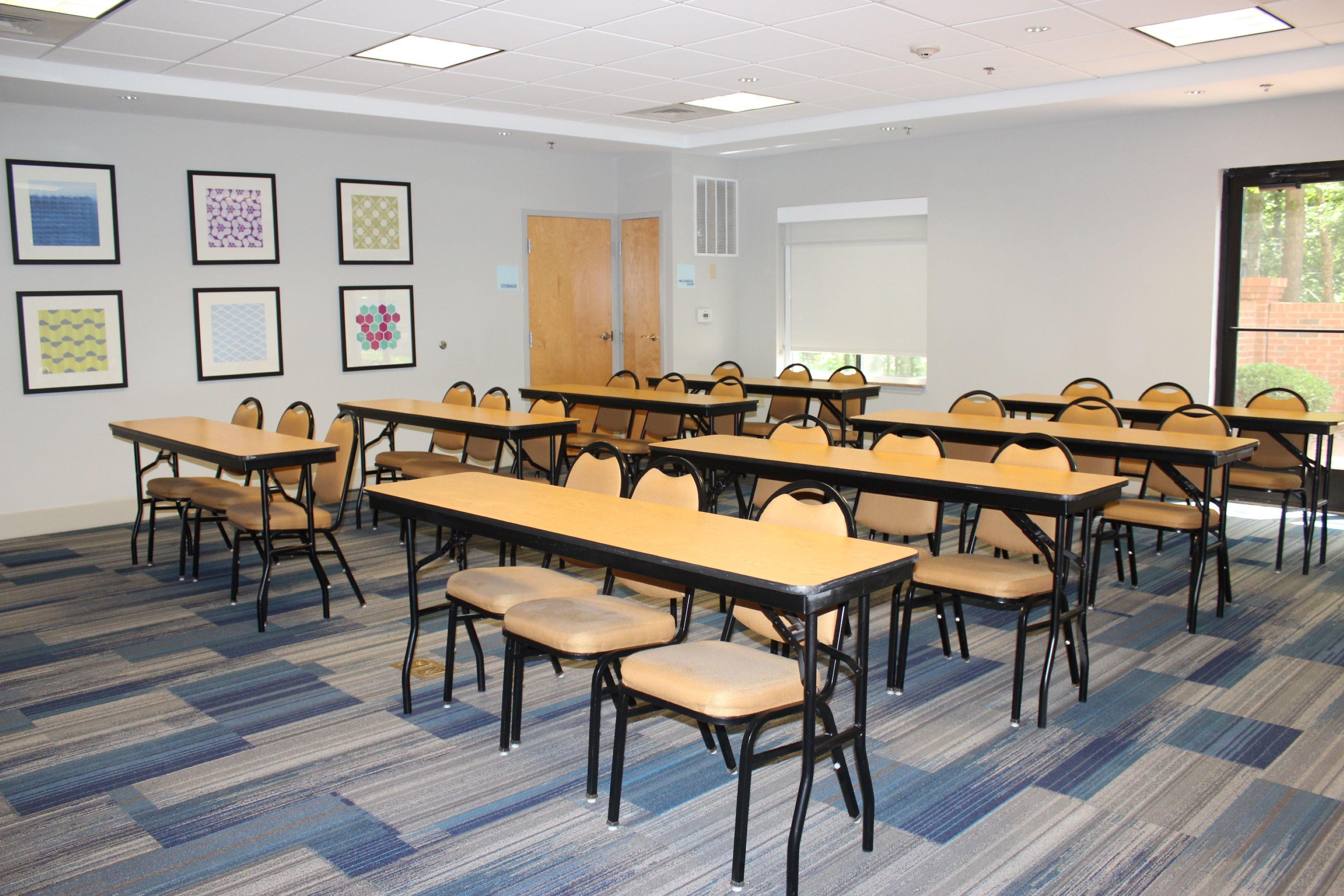 Holiday Inn Express Forest City By Ihg Buitenkant foto