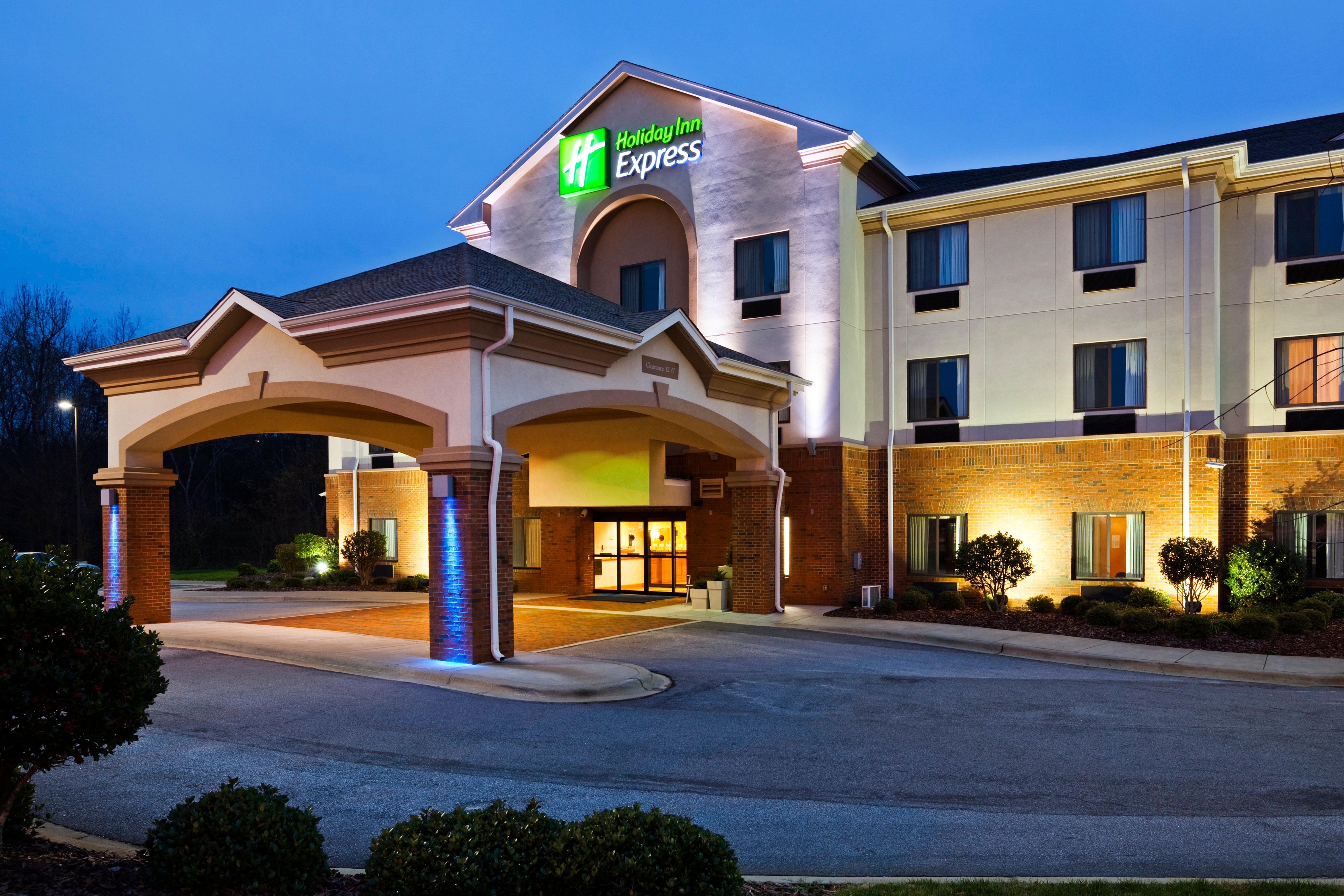Holiday Inn Express Forest City By Ihg Buitenkant foto