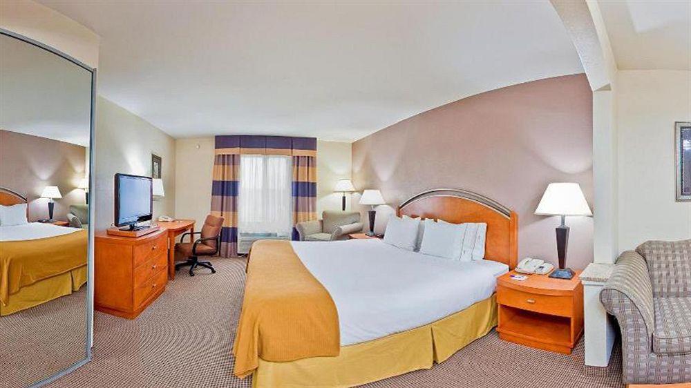Holiday Inn Express Forest City By Ihg Buitenkant foto