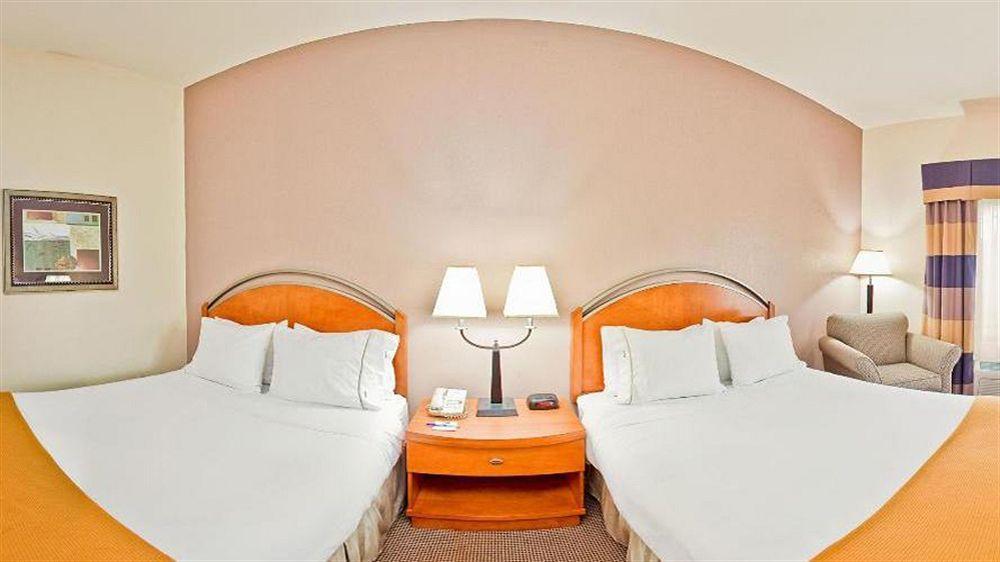 Holiday Inn Express Forest City By Ihg Buitenkant foto