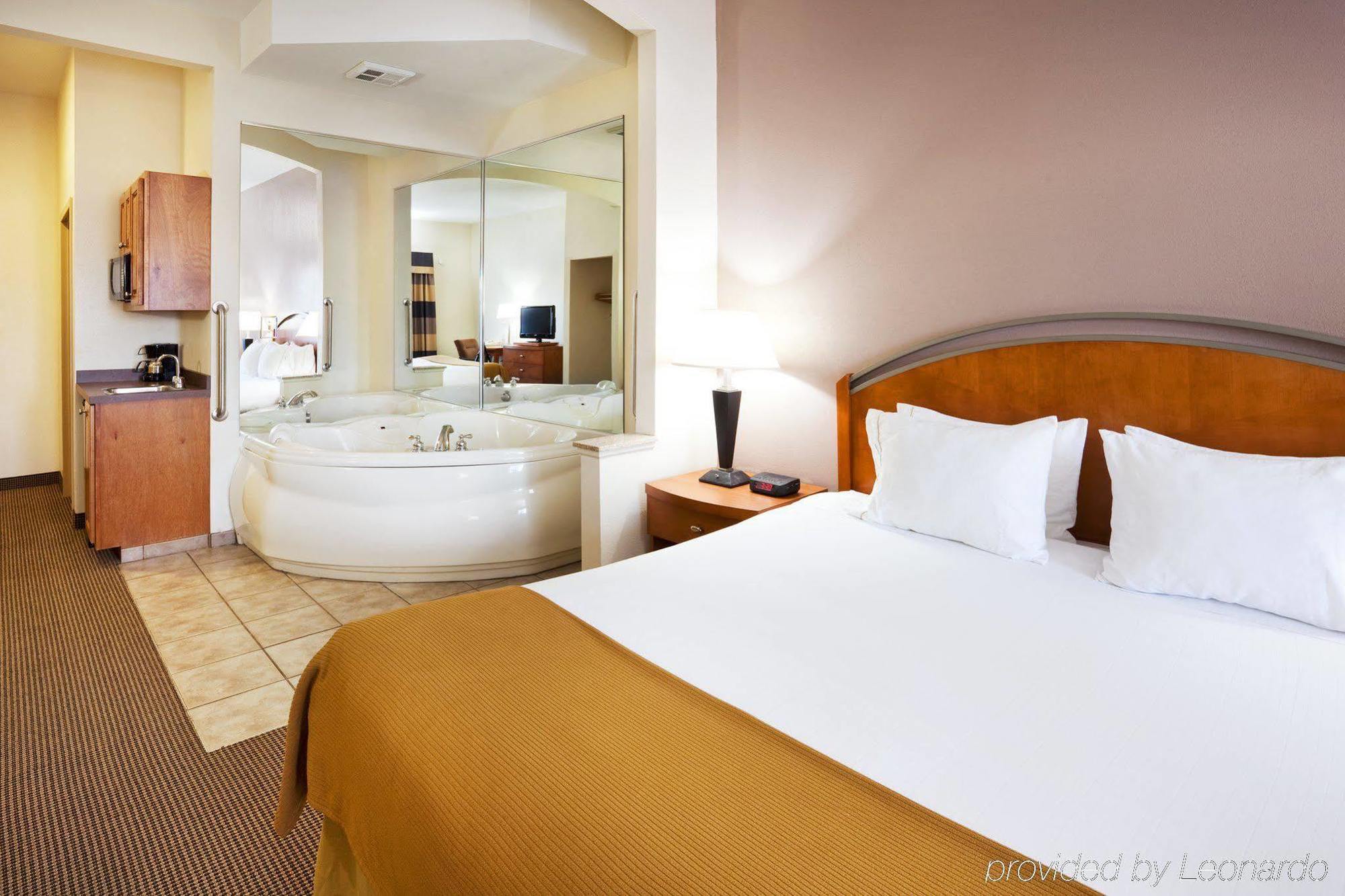 Holiday Inn Express Forest City By Ihg Kamer foto